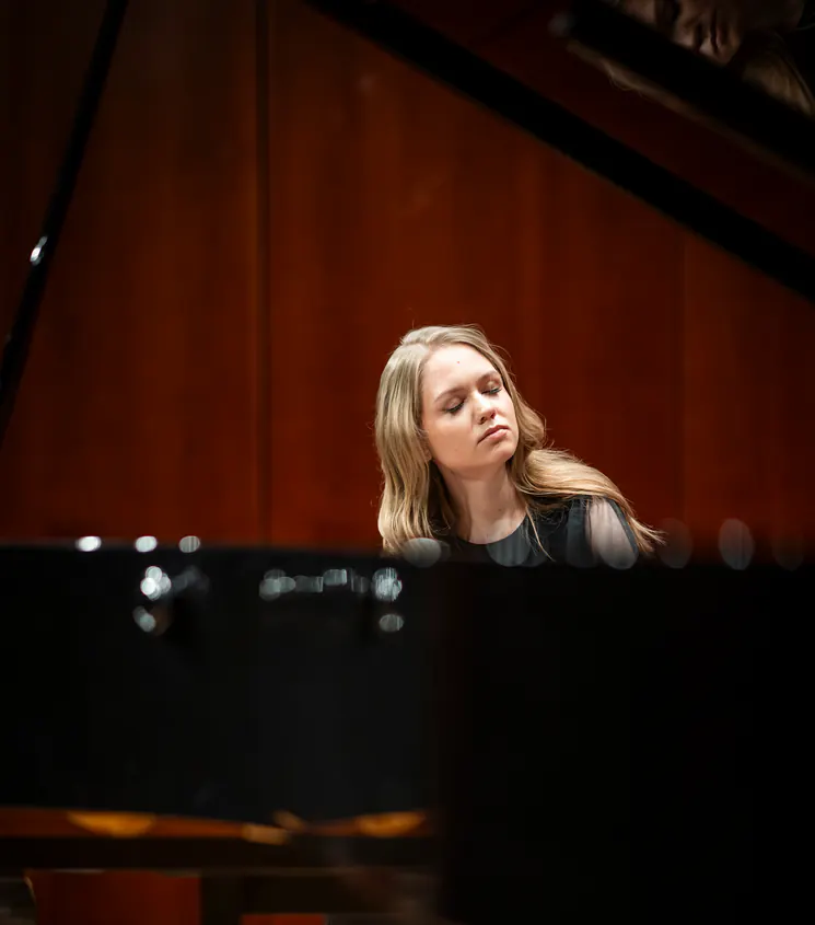 Dasha Shpringer playing the piano