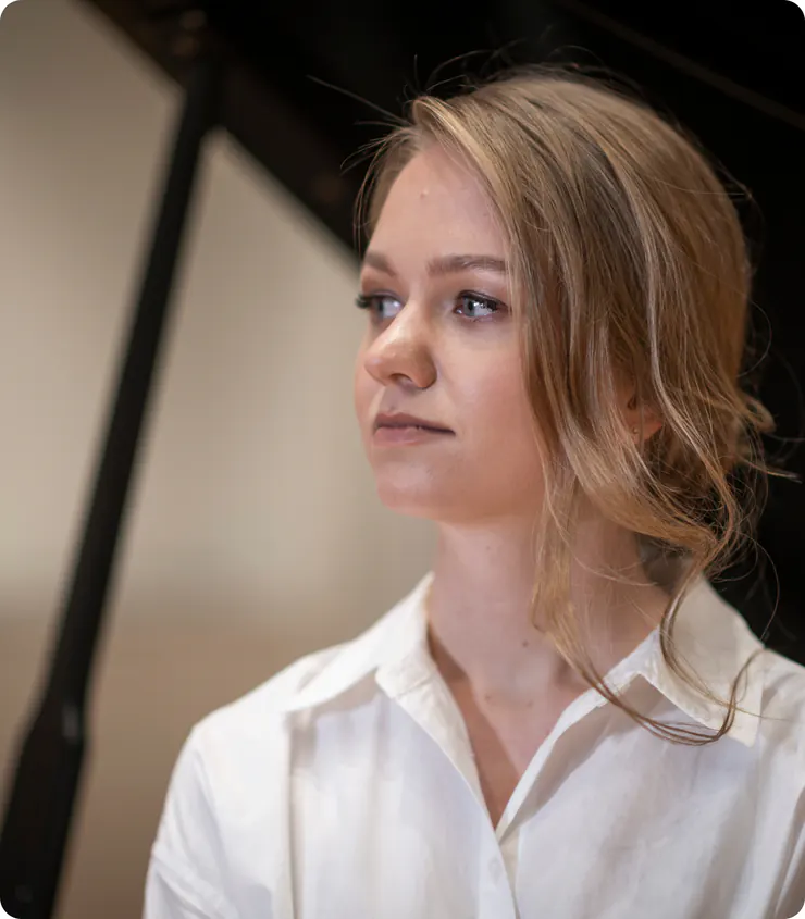 Portrait of Dasha Shpringer at a grand piano