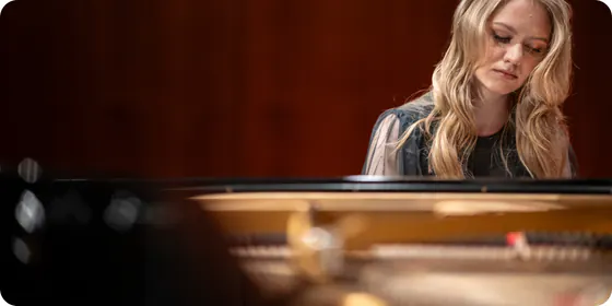 Dasha Shpringer playing a grand piano